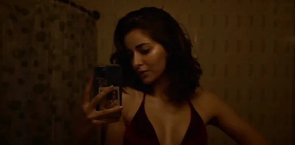 Ananya Panday takes a selfie in a reflective scene from Kho Gaye Hum Kahan, symbolising Gen Z’s online identity