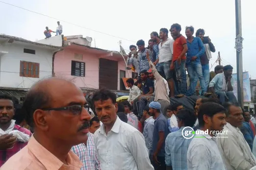 सड़क पर मूंग के लिए एमएसपी की घोषणा की मांग करते किसान