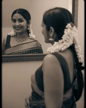 navya-nair-black-and-white