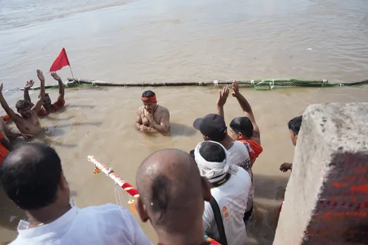 North East Delhi MP and singer Manoj Tiwari started the Kanwar Yatra (4)