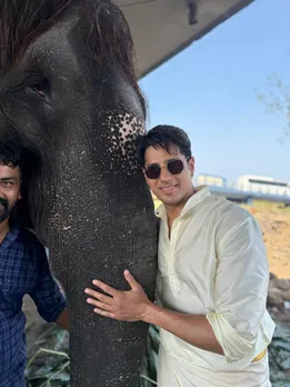 sidmalhotra drops some BTS gems from the Param Sundari shoot days and we can’t get enough (2)