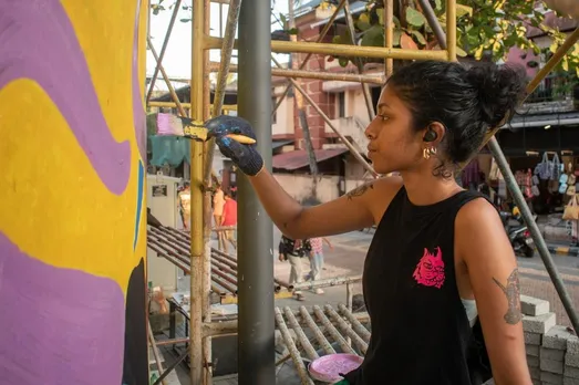 2. Osheen Siva at work on Palm Fibre wall, Fort Kochi