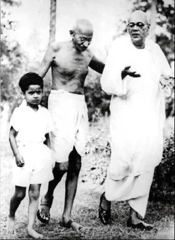 Mohandas Karamchand Gandhi with Sarat Chandra Bose in May 1947