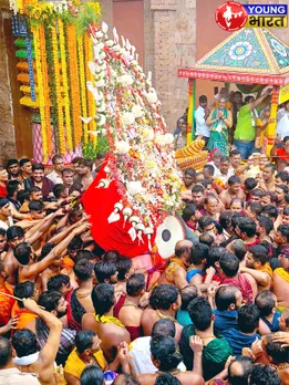 महाप्रभु श्री जगन्नाथ फूलों से सजे ताहिया के साथ नंदीघोष रथ पर विराजमान होते हुए | यंग भारत न्यूज