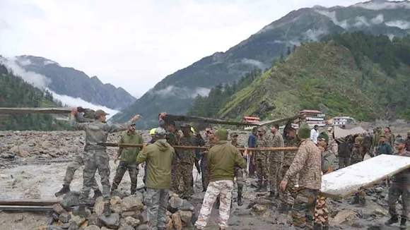 Uttarkashi Cloudburst : धराली बीच गांव में फंसे 200 लोग, रास्ता बना रही आर्मी | यंग भारत न्यूज