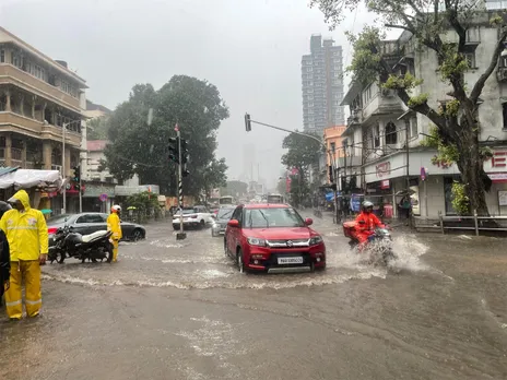 Mumbai में आसमानी आफत : Red Alert जारी - 21 August तक बारिश का अनुमान, जानें हर साल क्यों डूब जाती है मुंबई? | यंग भारत न्यूज