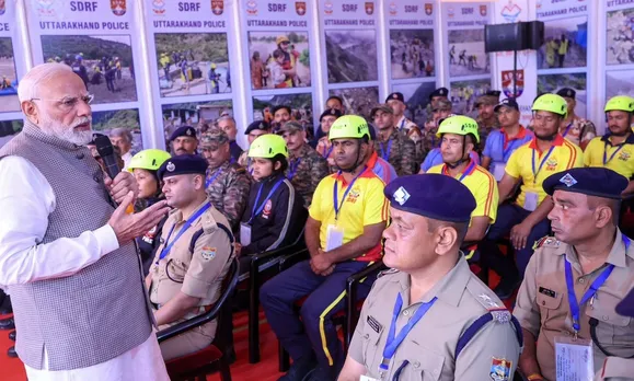 Pm modi Intract Officers02