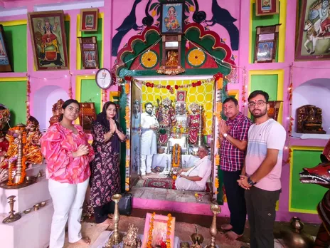 शाहजहांपुर के प्रसिद्ध कुर्रियाकला देवी मंदिर में परिवार संग पूजा करते नगर आयुक्त विपिन कुमार मिश्रा