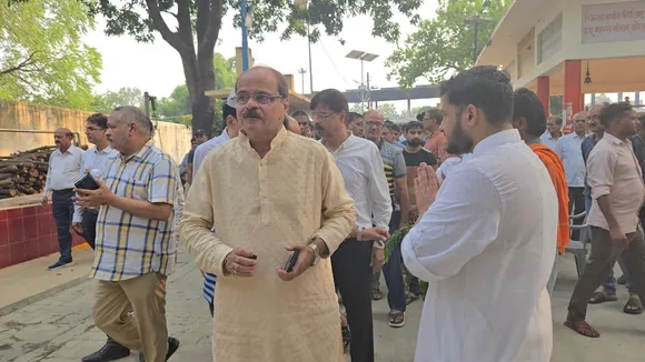 डां रमाकांत अंतिम संस्कार से लौटते आइएमए के पूर्व अध्यक्ष डा विजय पाठक व शहर के लोग