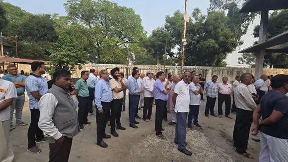 वरिष्ठ बाल रोग विशेषज्ञ डा रमाकांत के अंतिम संस्कार में शामिल चिकित्सक समेत लोग