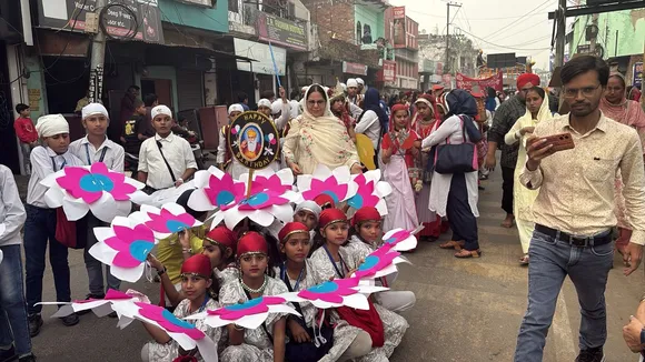 शाहजहांपुर में नगर कीर्तन के दौरान रंगारंग कार्यक्रम प्रस्तुत करते बच्चे