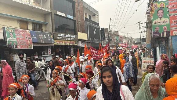 नगर कीर्तन में सांस्कृतिक कार्यक्रम प्रस्तुत करते बच्चे व उमडी भीड