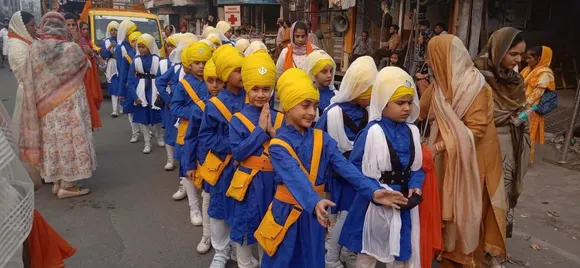 नगर कीर्तन में शामिल बच्चे