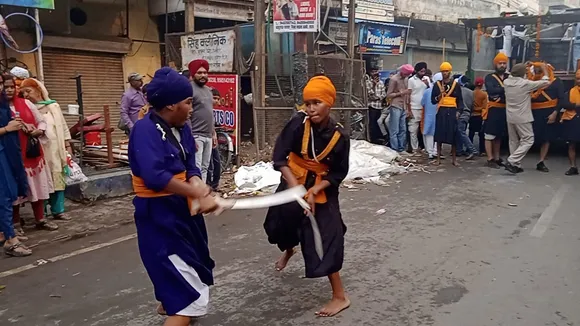 शाहजहांपुर में नगर कीर्तन के दौरान तलवारबाजी का प्रदर्शन करते गतका पार्टी के युवा