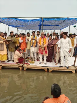 कार्तिक मेला शुभारंभ पर शाहजहांपुर के ढाई घाट पर गंगा आरती करते वित्त एवं संसदीय कार्यमंत्री सुरेश कुमार खन्ना, साथ में जिला पंचायत अध्यक्ष ममता यादव, पूर्व जिला पंचायत अध्यक्ष वीरेंद्र पाल सिंह, अजय प्रताप सिंह, विधायक सलोना कुशवाहा, एमएलसी डा सुधीर गुप्ता, डीसीबी अध्यक्ष डीपीएस राठौर