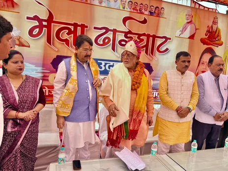 शाहजहांपुर के ढाई घाट राम नगरिया मेला के शुभारंभ पर वित्तमंत्री सुरेश खन्ना के साथ भाजपा जिलाध्यक्ष केसी मिश्रा, एमएलसी सुधीर गुप्ता, जिला पंचायत अध्यक्ष् ममता यादव