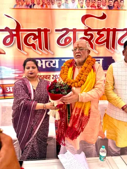 मेला रामनगरिया ढाई घाट के उदघाटन के दौरान वित्तमंत्री सुरेश खन्ना का पुष्पगुच्छ भेंटकर स्वागत करती जिला पंचायत अध्यक्ष ममता यादव