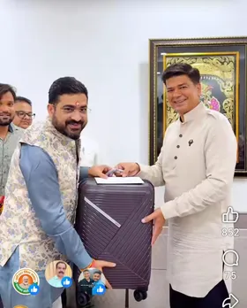 पार्षद अतुल कपूर को लिफाफा और अटैची देते हुए मेयर उमेश गौतम