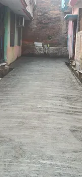 न्यू कैलाशपुरम में ठेकेदार ने छह इंच छोटी डाल दी सड़क