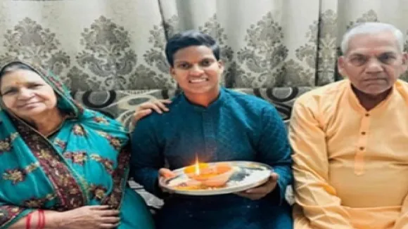 अपने माता-पिता के साथ दीप्ति शर्मा