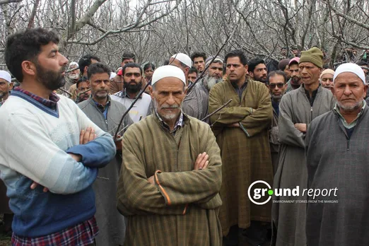 Reshipora residents in Shopian protest , reaffirming their demand for the land  allocated for the railway line. [Photo Credit: Irfan Ahmad]
