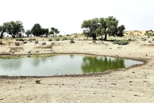तपती गर्मी में खारा पानी की सज़ा
