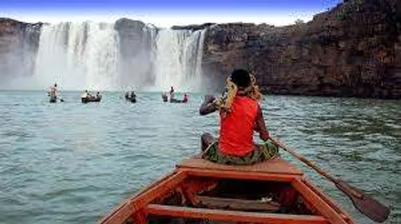 लेखन के माध्यम से वास्तविक भारत की छवि को सामने लाना
