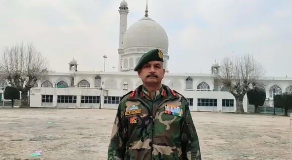 GOC DP Pandey visits Hazratbal Shrine
