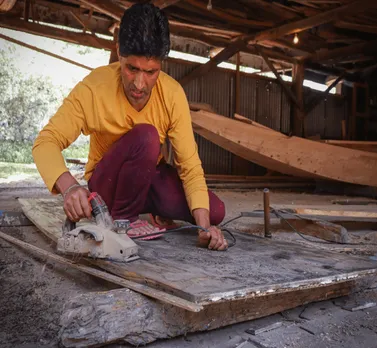 Making of the houseboat in Kashmir
