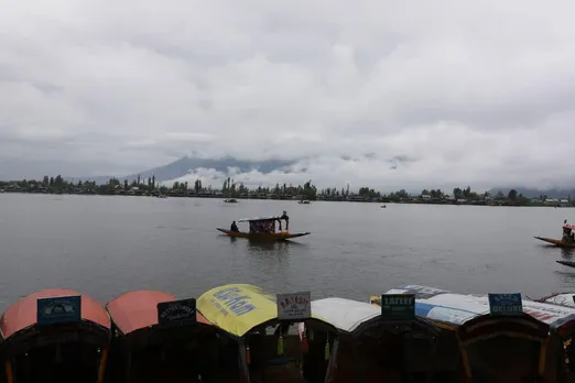 J&K: No respite from heat, “hot & dry” weather to continue atleast for a week