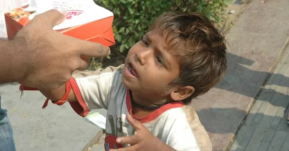 बचे हुए खाने को फेंकने के बजाय भूखे लोगो तक पहुंचा रहे है फीडिंग इंडिया के हंगर हीरोज