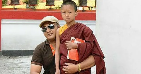 अपनी आधी तनख्वाह गरीब छात्रों की किताबो में खर्च कर देता है यह कोलकाता का यह शिक्षक !