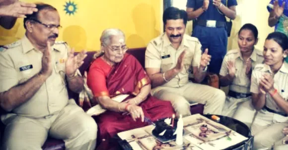 अकेली रह रही बुज़ुर्ग महिला का जन्मदिन मनाकर मुंबई पुलिस ने सबका दिल जीता!