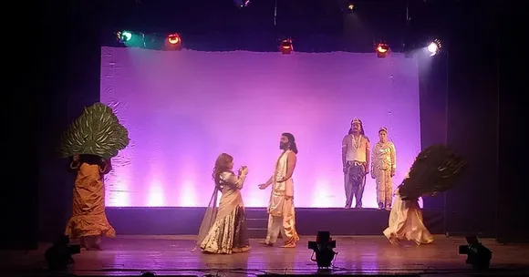 देख नहीं सकते पर दिखा सकते हैं दुनिया: नेत्रहीन कलाकारों की नाट्य प्रस्तुति देख दांतों तले ऊँगली दबाएंगे आप