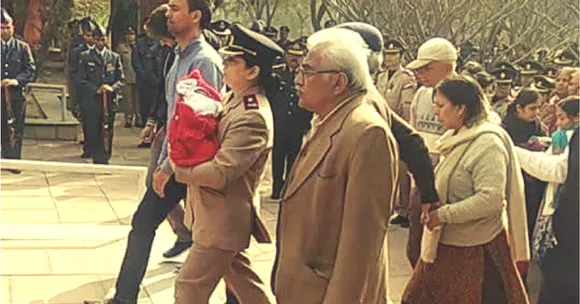 5 दिन की बच्ची को लेकर शहीद पति के अंतिम संस्कार में पहुंची मेजर कुमुद डोगरा को सलाम