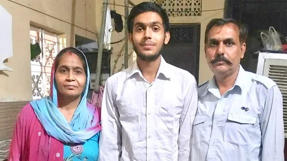 दिल्ली : सरकारी स्कूलों में सीबीएसई टॉपर है प्रिंस; पिता है डीटीसी बस चालक!