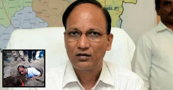 इस कलेक्टर ने बिना किसी संकोच के अपने हाथों से किया शौचालय-गड्ढे को साफ़!