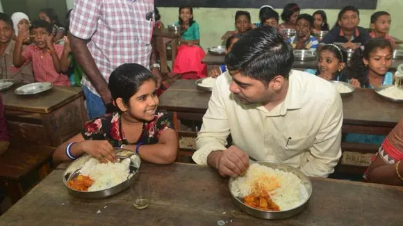 आईएएस अफ़सर की प्यारी सी पहल; सरकारी स्कूल के बच्चो के साथ खाया मिड-डे मील !