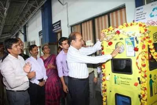 रेलवे की नयी पहल : अब बोतल क्रशर मशीन में बेकार बोतल डालिये और 5 रूपये प्रति बोतल कमाइए !