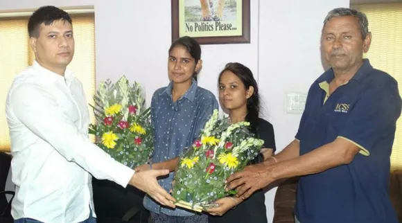 मोबाइल छीन कर भाग रहे चोर को कॉलेज की इन बहादुर छात्राओं ने पकड़ा; पुलिस ने किया सम्मानित!