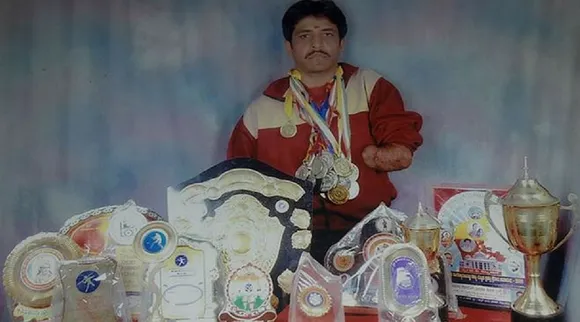 हाथों से विकलांग यह अंतर्राष्ट्रीय खिलाड़ी अपने गाँव में ला रहा है हरित क्रांति!