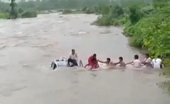 वीडियो: कैसे मुंबईकरों ने बचायी पानी में डूबते परिवार की जान!
