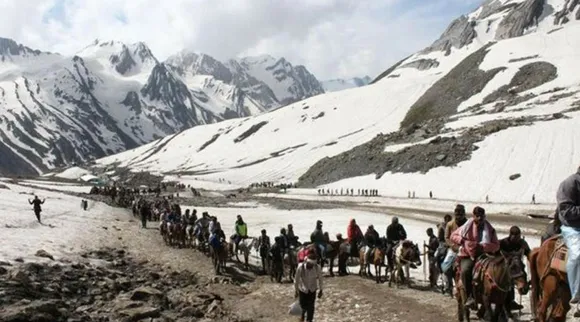 खराब मौसम के बावजूद, यह डॉक्टर व उनके दो सहयोगी हर दिन कर रहे हैं 50 अमरनाथ यात्रियों का इलाज!