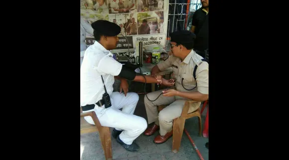 आईपीएस संतोष निम्बालकर की तस्वीर ट्विटर पर शेयर हो रही है, वजह बहुत ही प्यारी है!