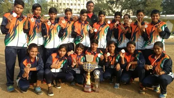 हरियाणा के एक गांव से भूटान तक का सफर: फुटबॉल के दम पर बदल रही है इन आठ लड़कियों की ज़िन्दगी!
