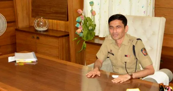 पुणे: आईपीएस अफ़सर की अनोखी पहल; गुलदस्तों की जगह मांगी किताबें!