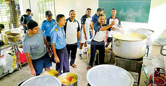 केरल: भारतीय नौसेना की सामुदायिक रसोई से मिला हज़ारों बाढ़-पीड़ितों को खाना!