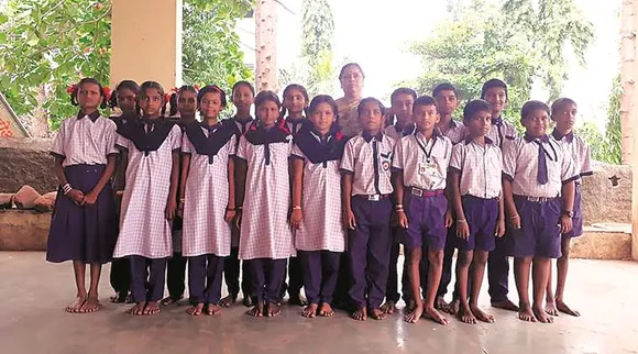 महाराष्ट्र का अनोखा गाँव, जहाँ शिक्षकों को गुरुदक्षिणा में दी जाती है 'कार'!
