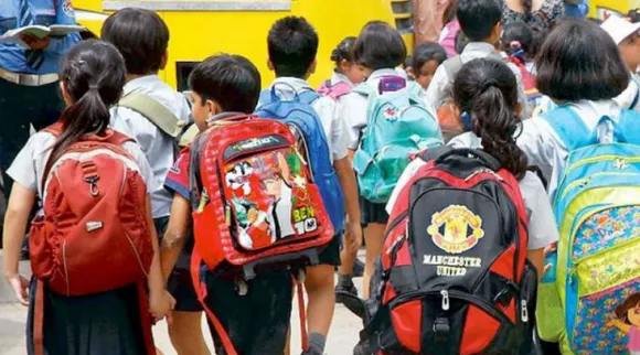 गुजरात: प्रिंसिपल की इस अनोखी तरकीब से 2 किलो से 500 ग्राम हुआ स्कूल बैग का वजन!