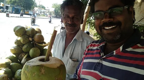 प्लास्टिक स्ट्रॉ की क्या ज़रूरत, जब इन नारियल पानी वालों के पास है ये 'कूल' तरीकें!